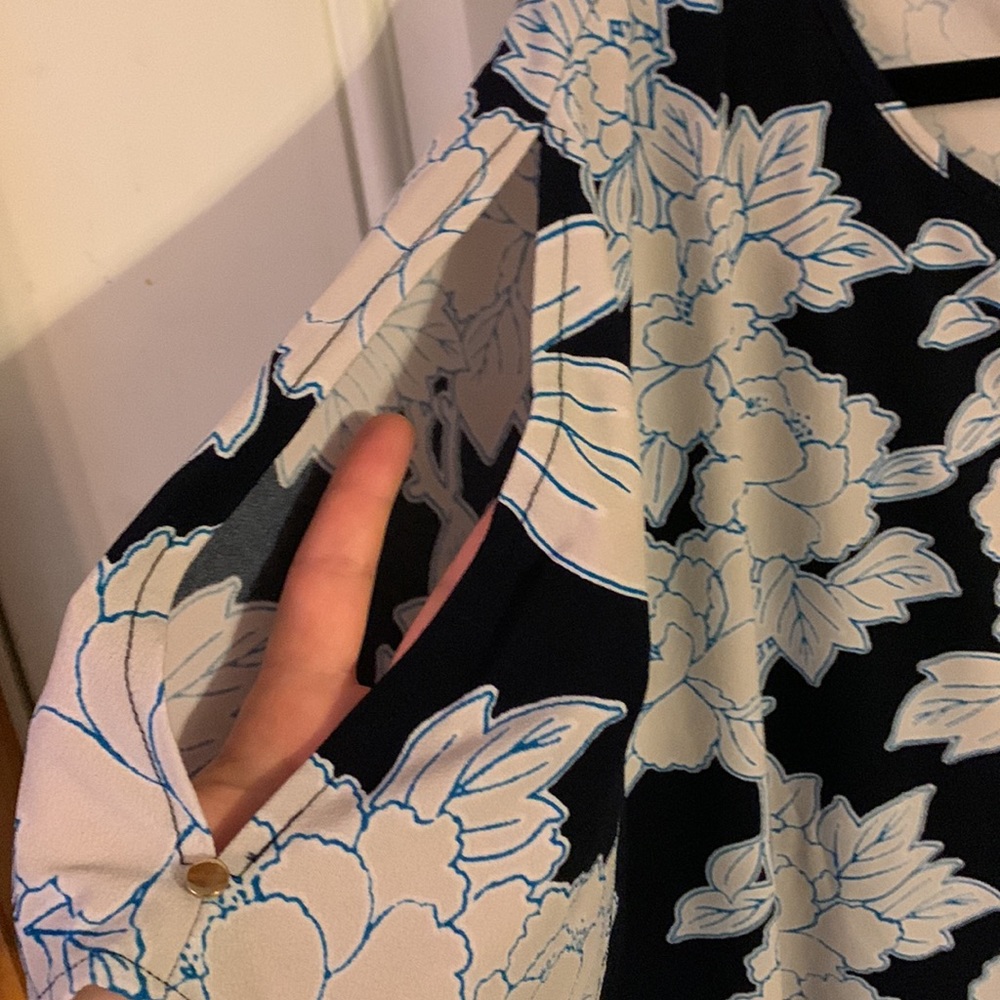 Cold Shoulder Flowered Top - Picture 4 of 6